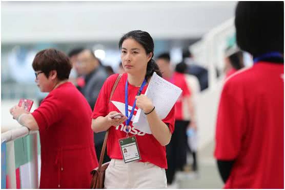 郭晶晶現(xiàn)身水立方跳水賽 好視力見證王者榮耀