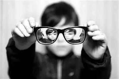 這一物對眼睛危害大，好視力眼貼3招教你遠離它