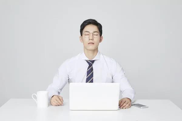 秋季眼睛干澀難受，這個(gè)護(hù)眼習(xí)慣讓眼睛水潤(rùn)起來